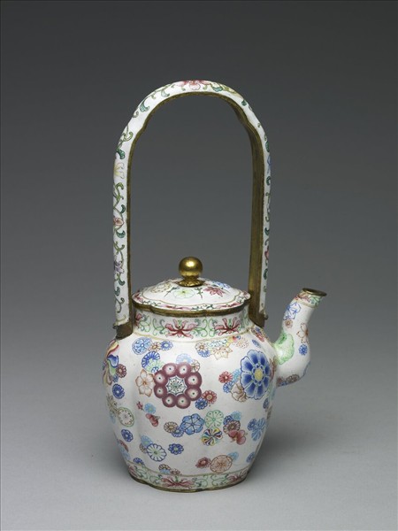 銅胎畫琺瑯皮球花紋提梁壺