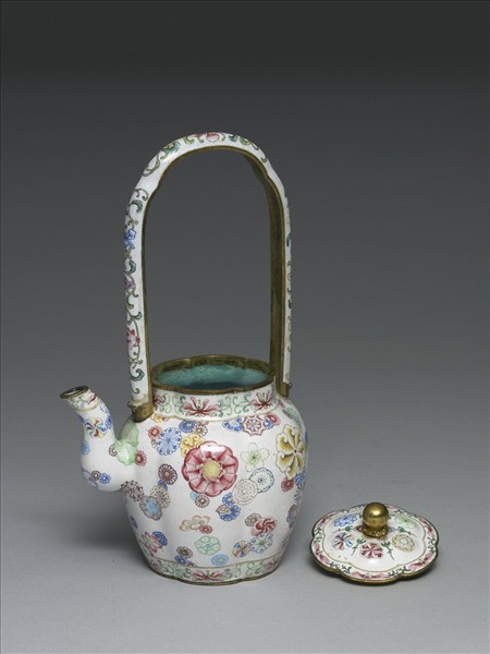 銅胎畫琺瑯皮球花紋提梁壺