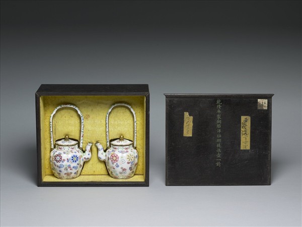 銅胎畫琺瑯皮球花紋提梁壺