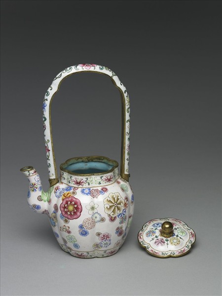 銅胎畫琺瑯皮球花紋提梁壺