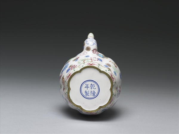 銅胎畫琺瑯皮球花紋提梁壺