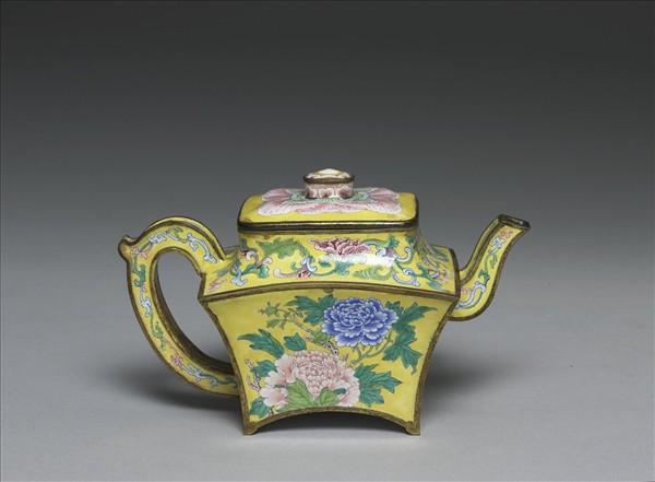 銅胎畫琺瑯牡丹紋方壺