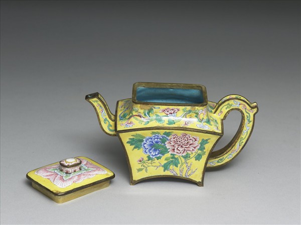 銅胎畫琺瑯牡丹紋方壺