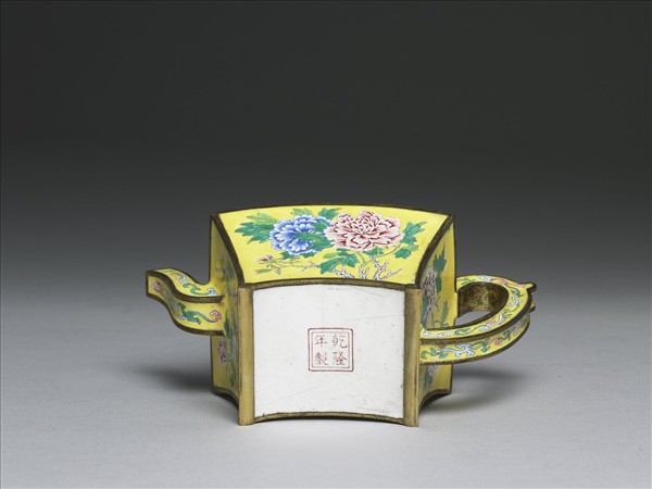 銅胎畫琺瑯牡丹紋方壺