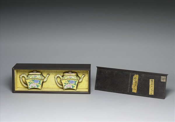 銅胎畫琺瑯牡丹紋方壺