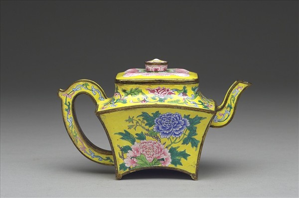 銅胎畫琺瑯牡丹紋方壺