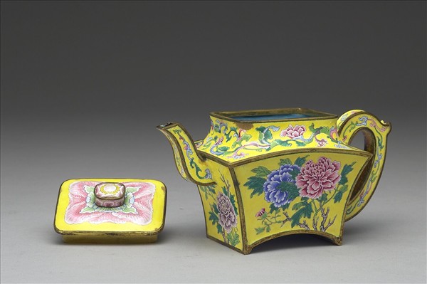 銅胎畫琺瑯牡丹紋方壺