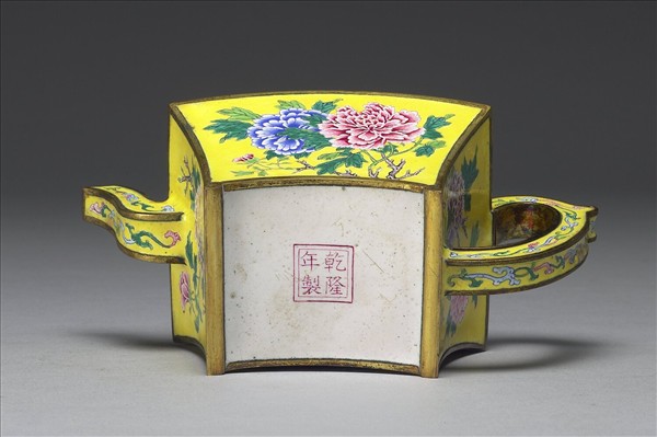 銅胎畫琺瑯牡丹紋方壺