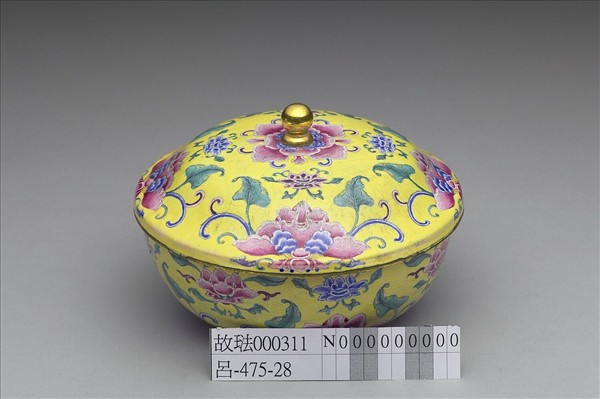 銅胎畫琺瑯黃地番蓮紋蓋碗