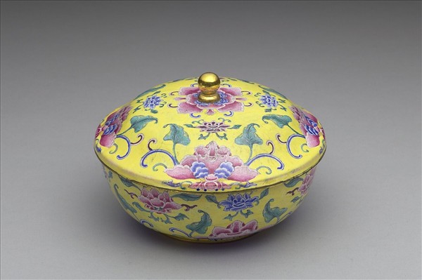 銅胎畫琺瑯黃地番蓮紋蓋碗