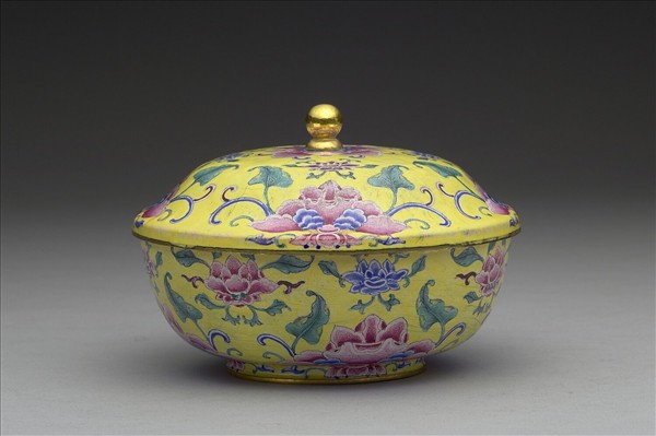 銅胎畫琺瑯黃地番蓮紋蓋碗