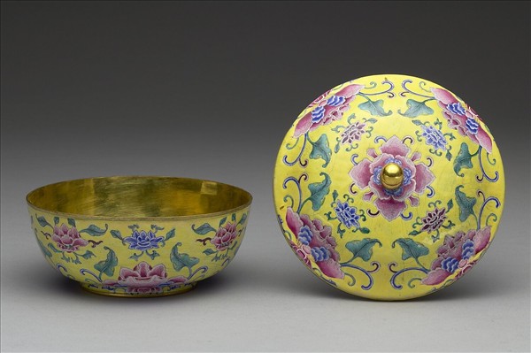 銅胎畫琺瑯黃地番蓮紋蓋碗