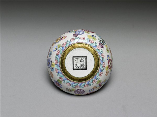 銅胎畫琺瑯皮球花紋盒