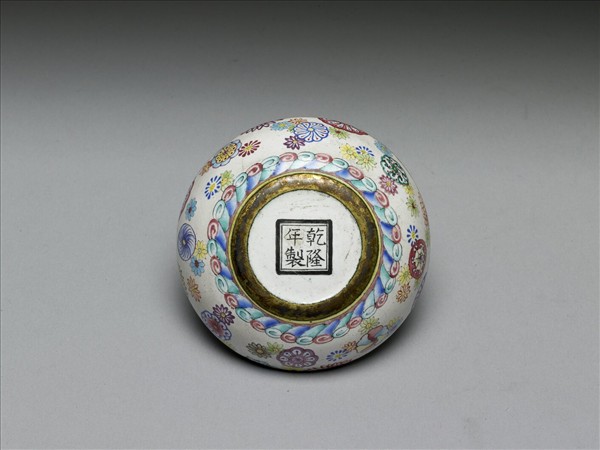銅胎畫琺瑯皮球花紋盒