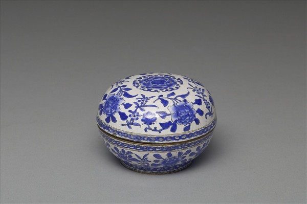 銅胎畫琺瑯白地花卉紋圓盒