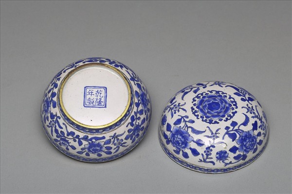 銅胎畫琺瑯白地花卉紋圓盒