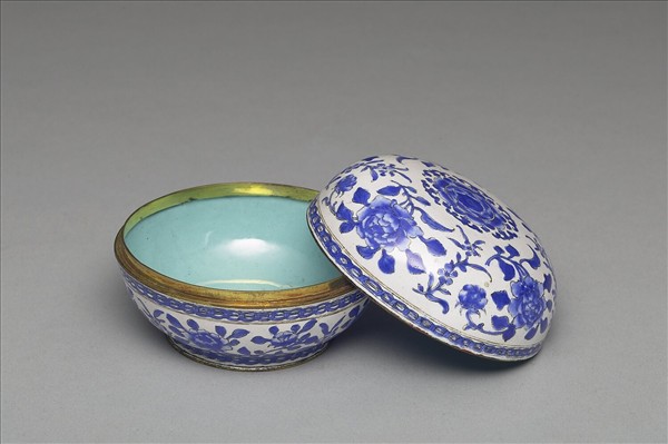 銅胎畫琺瑯白地花卉紋圓盒