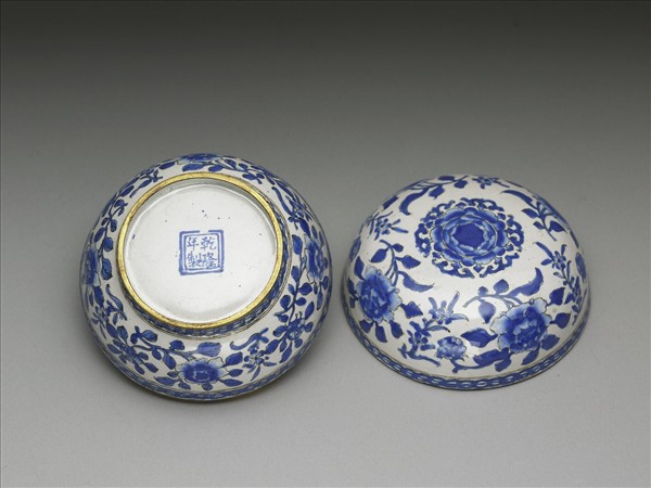 銅胎畫琺瑯白地花卉紋圓盒