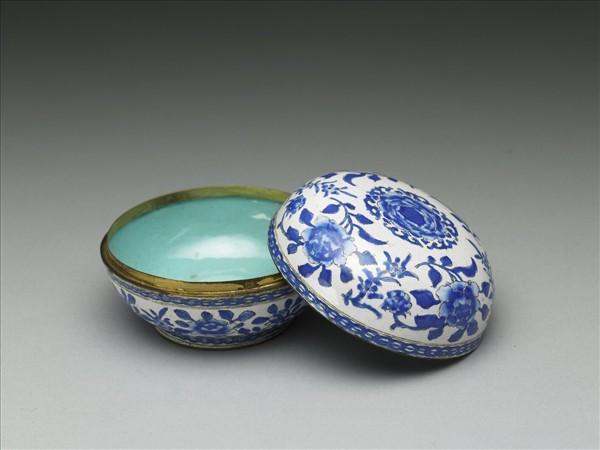 銅胎畫琺瑯白地花卉紋圓盒