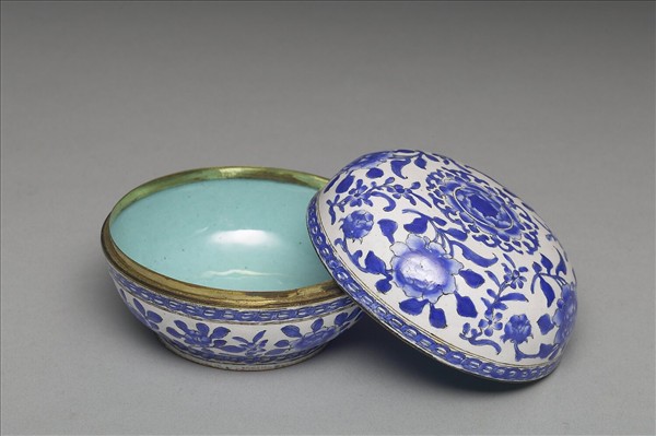 銅胎畫琺瑯白地花卉紋圓盒