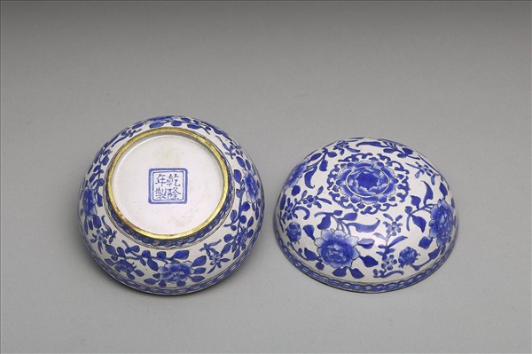 銅胎畫琺瑯白地花卉紋圓盒