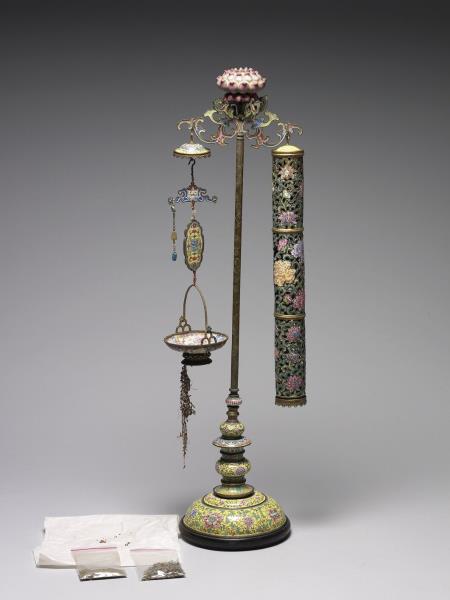 銅胎畫琺瑯桃干花藍龍掛香筒