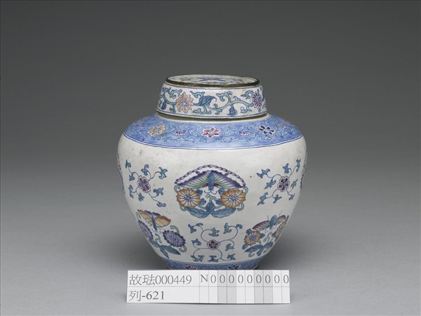 銅胎畫琺瑯白地花蝶紋蓋罐