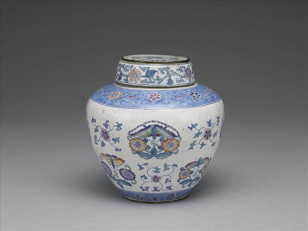 銅胎畫琺瑯白地花蝶紋蓋罐