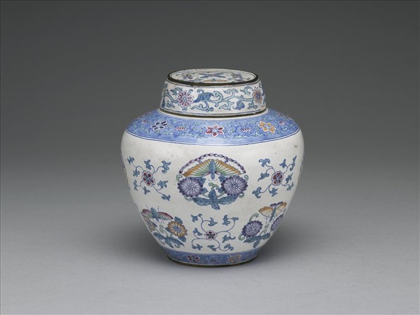 銅胎畫琺瑯白地花蝶紋蓋罐