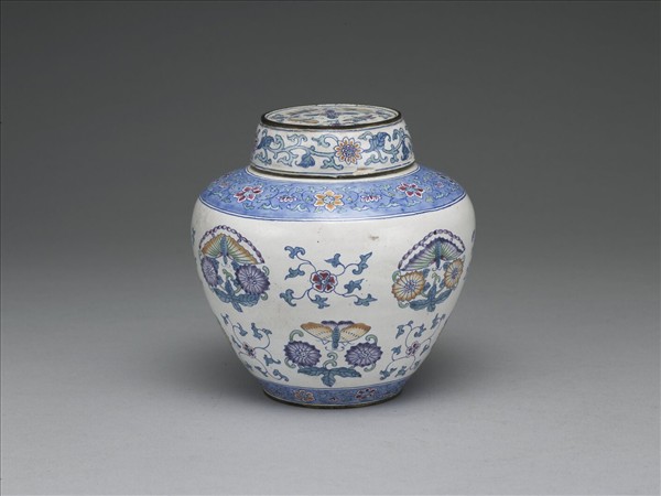 銅胎畫琺瑯白地花蝶紋蓋罐