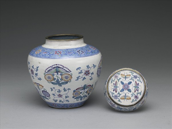 銅胎畫琺瑯白地花蝶紋蓋罐