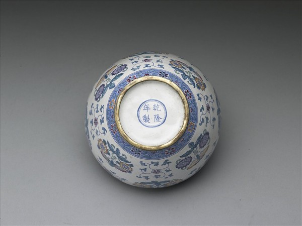 銅胎畫琺瑯白地花蝶紋蓋罐