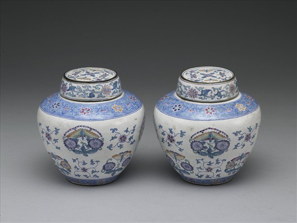 銅胎畫琺瑯白地花蝶紋蓋罐