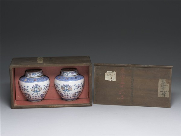 銅胎畫琺瑯白地花蝶紋蓋罐