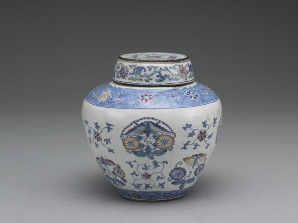 銅胎畫琺瑯白地花蝶紋蓋罐