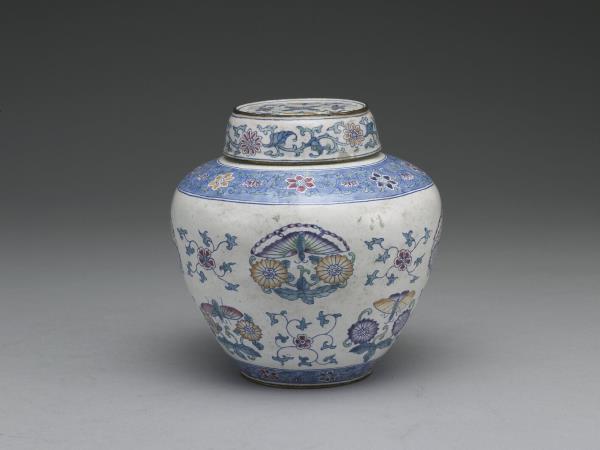 銅胎畫琺瑯白地花蝶紋蓋罐