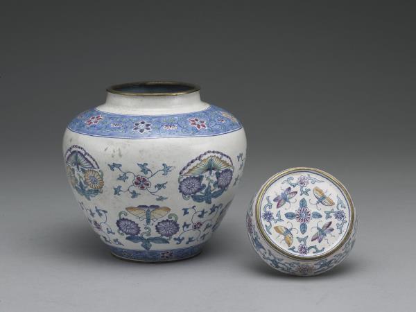 銅胎畫琺瑯白地花蝶紋蓋罐