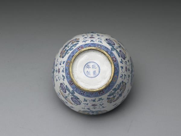 銅胎畫琺瑯白地花蝶紋蓋罐