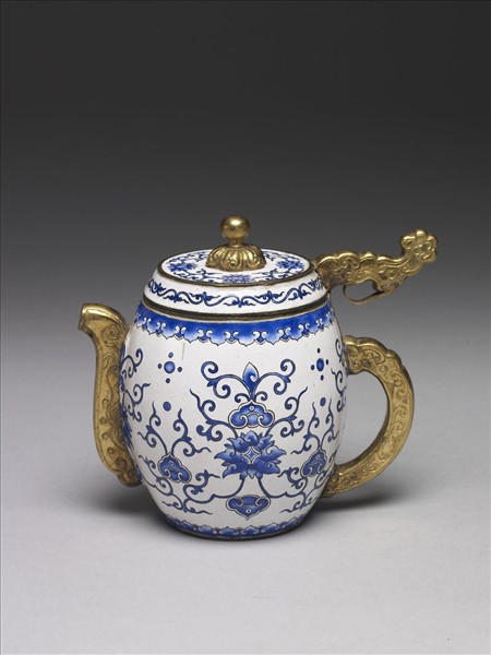 銅胎畫琺瑯白地藍花執壺