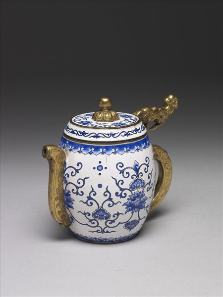 銅胎畫琺瑯白地藍花執壺