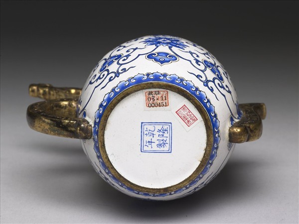 銅胎畫琺瑯白地藍花執壺