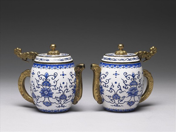 銅胎畫琺瑯白地藍花執壺