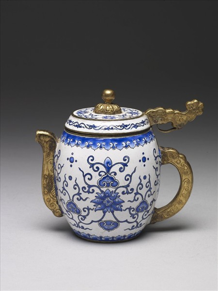 銅胎畫琺瑯白地藍花執壺