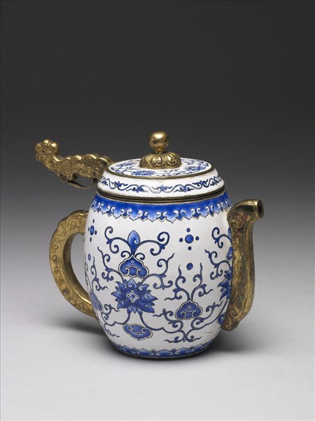 銅胎畫琺瑯白地藍花執壺