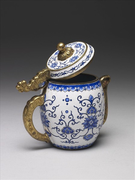 銅胎畫琺瑯白地藍花執壺