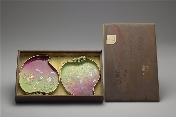 銅胎畫琺瑯桃式茶盤