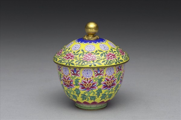 銅胎畫琺瑯番蓮團壽紋蓋杯