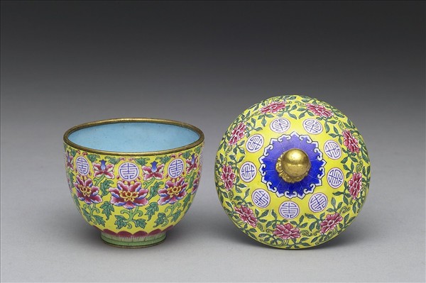 銅胎畫琺瑯番蓮團壽紋蓋杯