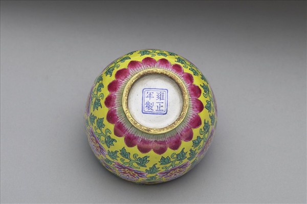 銅胎畫琺瑯番蓮團壽紋蓋杯