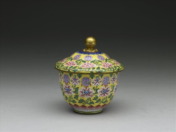 銅胎畫琺瑯番蓮團壽紋蓋杯